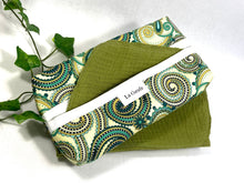 Charger l'image dans la galerie, Coton Dispenser box in a Green Paisley pattern with 12 Green cotton handkerchiefs folded inside
