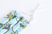 Charger l'image dans la galerie, Close up of Cotton cloth face mask, Blue Floral pattern