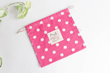 Charger l'image dans la galerie, Sac étanche pour maillot de bain - Rose et Pois Blancs