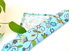 Charger l'image dans la galerie, One folded napkins with a Floral pattern on Blue ground
