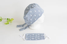 Charger l'image dans la galerie, Side view of Cloth scrub hat with White Flamingo pattern on light Grey with a matching face mask