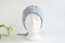 Charger l'image dans la galerie, Front view of Scrub hat White Flamingo print on Grey
