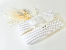 Charger l'image dans la galerie, A White tissue dispenser box made of waffle cotton
