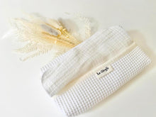 Charger l'image dans la galerie, A White tissue dispenser box made of waffle cotton