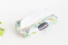 Charger l'image dans la galerie, Set of 12 hankies in cotton colour White and a cotton dispenser box with Hot Air Balloon pattern