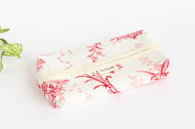 Load image into Gallery viewer, cotton dispenser box with a Toile de Jouy pattern