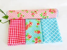 Charger l'image dans la galerie, Three folded and one rolled towels with Roses and Checks patterns in Blue and Pink