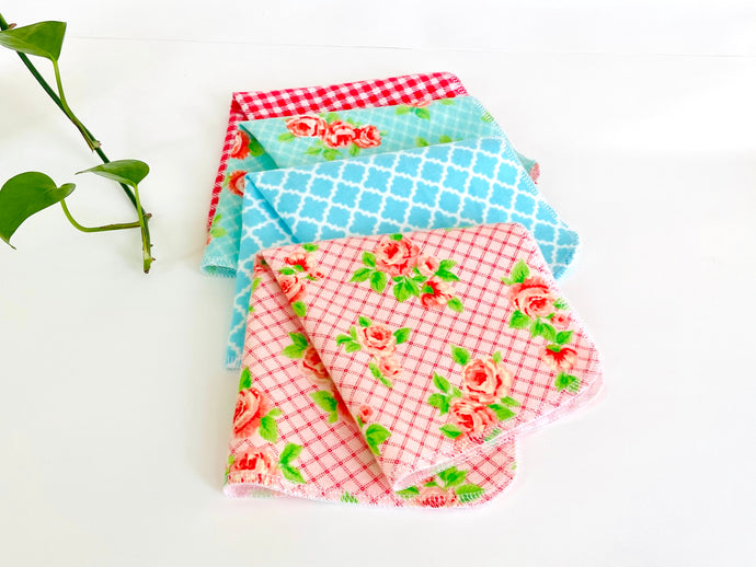 Four folded towels with Roses and Checks patterns in Blue and Pink