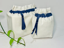 Charger l&#39;image dans la galerie, Two bags in off-white cotton with a Blue Denim trim. One bag is big and one small
