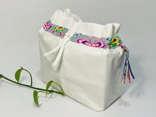 Charger l'image dans la galerie, One big bag in off-white cotton canvas with a Red Paisley trim