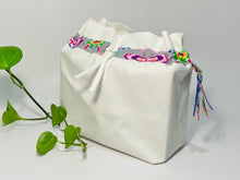 Charger l'image dans la galerie, One big bag in off-white cotton canvas with a Butterfly trim