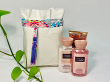 Charger l'image dans la galerie, One small bag in off-white cotton canvas with a Butterfly trim next to 3 small bottles of lotion