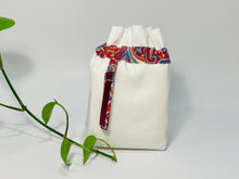 Charger l'image dans la galerie, One small bag in off-white cotton canvas with a Red Paisley trim