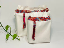 Charger l'image dans la galerie, Two bags in off-white cotton with a Red Paisley trim. One bag is big and one small.