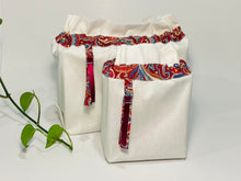 Charger l'image dans la galerie, Two bags in off-white cotton with a Red Paisley trim. One bag is big and one small.
