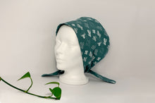Charger l'image dans la galerie, Left side view of Women cotton scrub cap Whit Cactus Pattern printed on Green