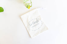 Charger l'image dans la galerie, Ivory pouch printed with La Girafe logo