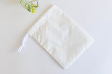 Charger l'image dans la galerie, Ivory pouch printed with La Girafe logo