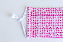 Charger l'image dans la galerie, Closeup of face mask Pink Daisy Flowers