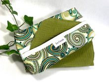 Charger l&#39;image dans la galerie, Coton Dispenser box in a Green Paisley pattern with 12 Green cotton handkerchiefs folded inside
