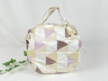 Load image into Gallery viewer, Cotton bag with handle with a geometric pattern with beige and lilac shades

