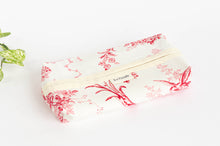 Load image into Gallery viewer,  cotton dispenser box with a Toile de Jouy pattern

