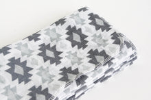 Charger l&#39;image dans la galerie, 12 cotton hankies white ground with a Grey pattern
