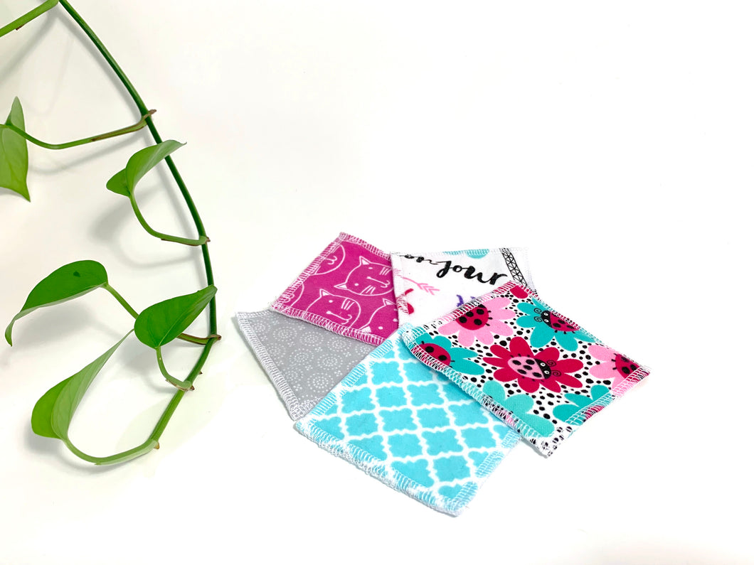 5 Assorted makeup remover pads with 5 printed patterns in colors Pink and Blue and Grey