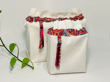Charger l&#39;image dans la galerie, Two bags in off-white cotton with a Red Paisley trim. One bag is big and one small.
