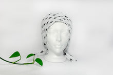 Charger l&#39;image dans la galerie, Front view of Scrub Cap with Black Flamingo print on White ground
