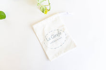 Charger l&#39;image dans la galerie, Ivory pouch printed with La Girafe logo
